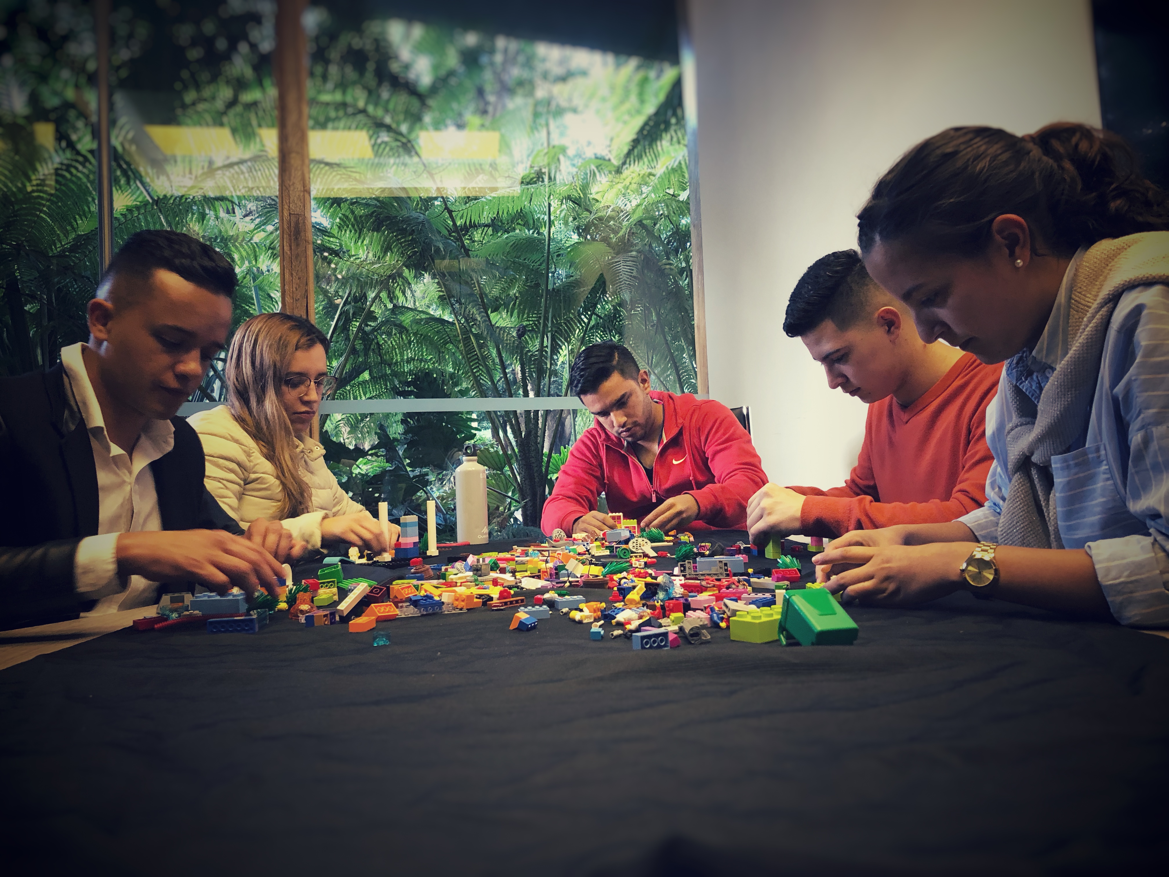 Participantes aplicando metodologías de innovación con IA
